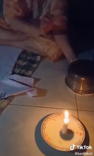 cara unik seorang ibu setrika baju © TikTok/@badilskuii