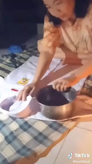 cara unik seorang ibu setrika baju © TikTok/@badilskuii