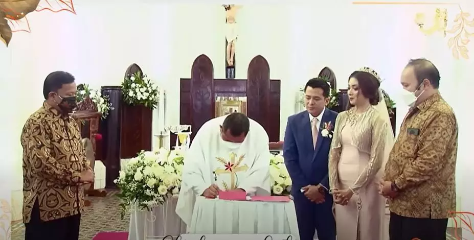 penikahan anak Minati Atmanegara © 2021 brilio.net