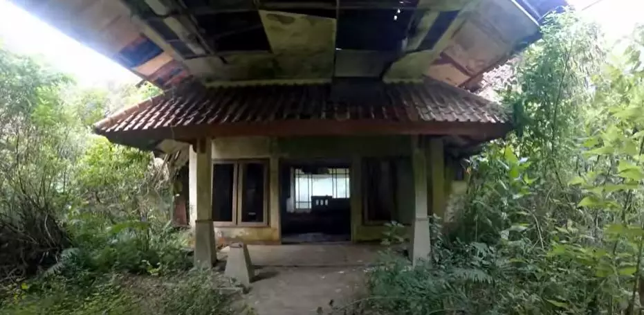 vila terbengkalai di Gunung Salak © 2021 brilio.net