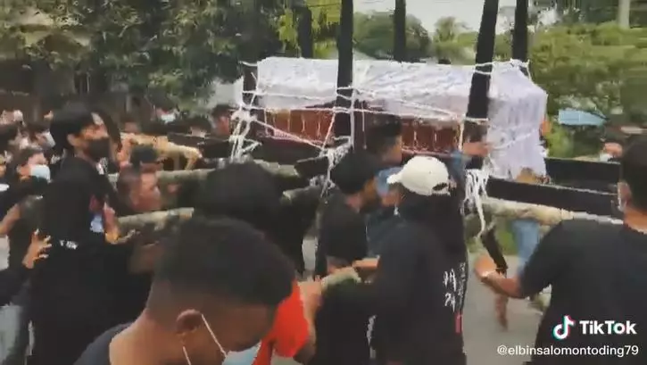 Viral warga gotong peti jenazah sambil berjoget © 2021 brilio.net