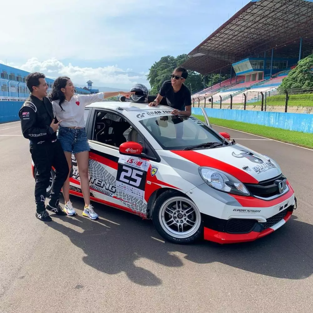 gaya Catra Felder anak Minati di arena balap  Instagram © 2021 brilio.net