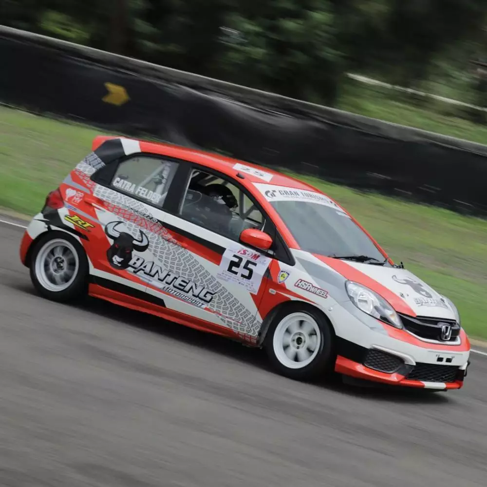 gaya Catra Felder anak Minati di arena balap  Instagram © 2021 brilio.net