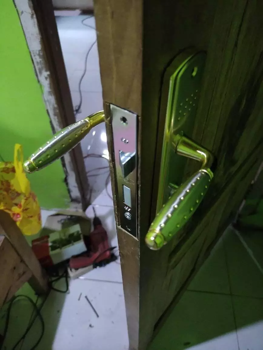 potret lucu kalau salah pasang gagang pintu absurd © 2021 1cak.com potret lucu kalau salah pasang gagang pintu absurd © 2021 1cak.com