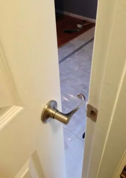 potret lucu kalau salah pasang gagang pintu absurd © 2021 1cak.com potret lucu kalau salah pasang gagang pintu absurd © 2021 1cak.com