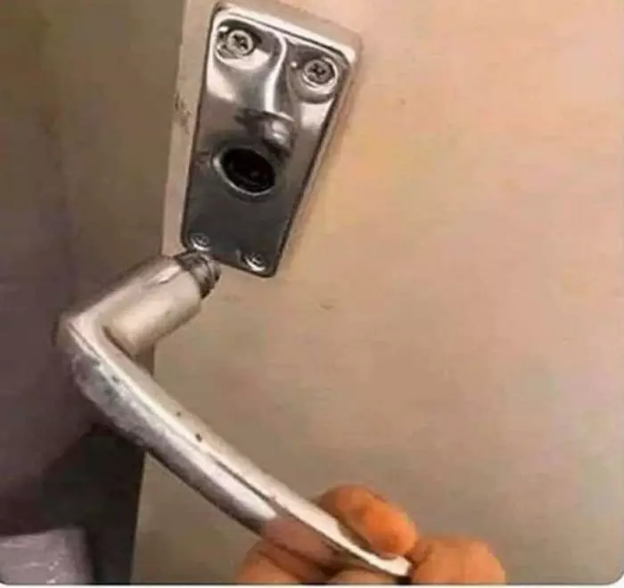 potret lucu kalau salah pasang gagang pintu absurd © 2021 1cak.com potret lucu kalau salah pasang gagang pintu absurd © 2021 1cak.com