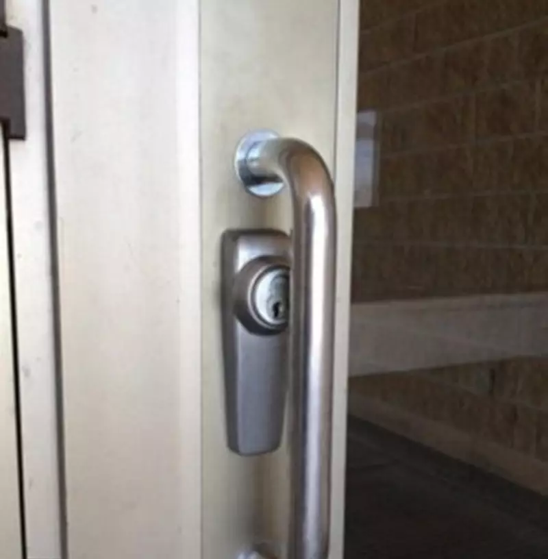 potret lucu kalau salah pasang gagang pintu absurd © 2021 1cak.com potret lucu kalau salah pasang gagang pintu absurd © 2021 1cak.com