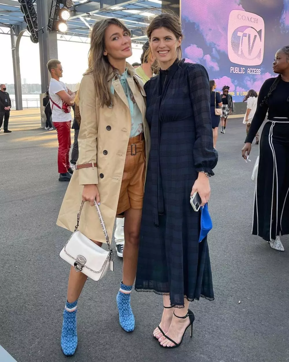 Luna Maya di NYFW © 2021 berbagai sumber