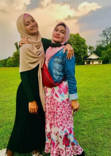 Momen manis pemain Dari Jendela SMP bareng ibu dari berbagai sumber