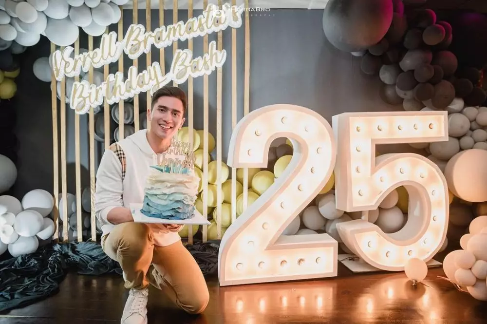 Momen Ultah Verrell Bramasta ke-25 dari berbagai sumber Momen Ultah Verrell Bramasta ke-25 dari berbagai sumber