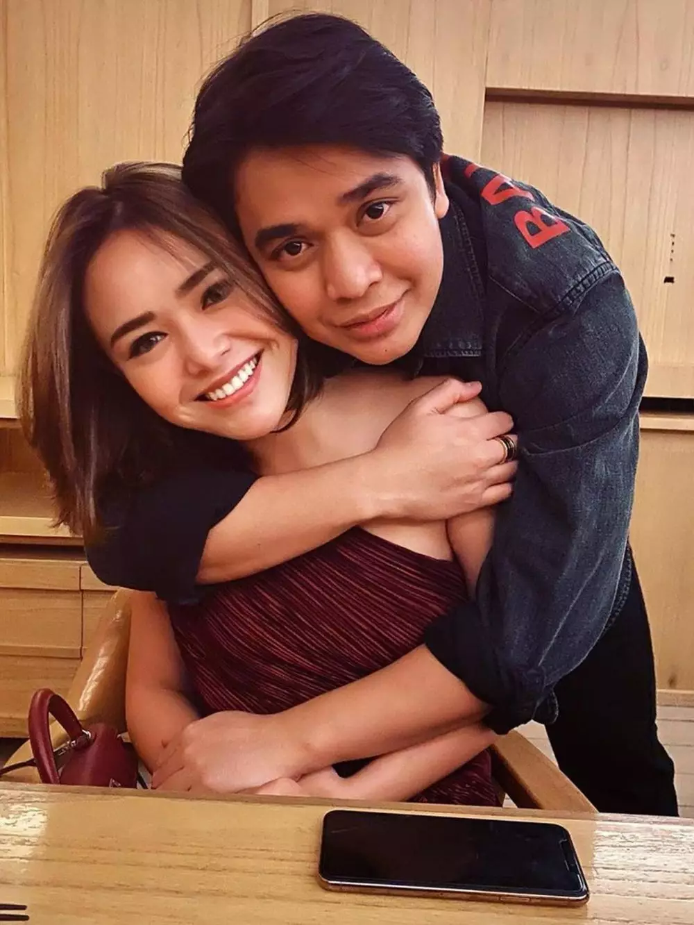 wallpaper handphone seleb © berbagai sumber