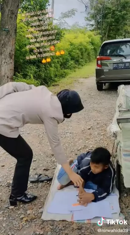 Kisah haru bocah pemulung belajar sambil kumpulkan barang bekas © TikTok/@nirwahida39 Kisah haru bocah pemulung belajar sambil kumpulkan barang bekas © TikTok/@nirwahida39