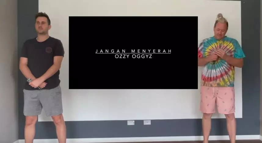 Cara bule menyanyikan lagu d'Masiv © YouTube