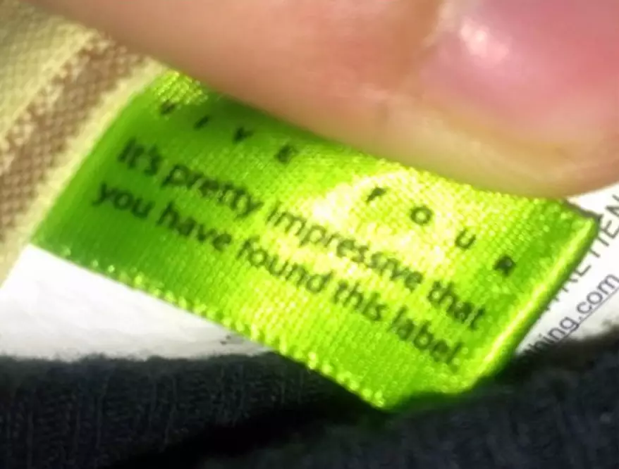 peringatan di label baju yang bikin melongo abis © 2021 1cak.com