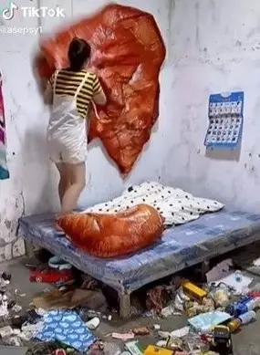 Aksi wanita make over kamar penuh sampah © TikTok/@asepsy1