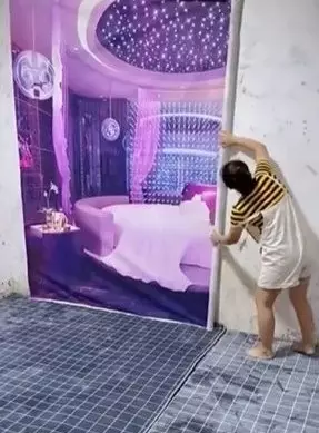 Aksi wanita make over kamar penuh sampah © TikTok/@asepsy1