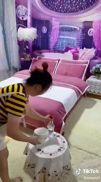 Aksi wanita make over kamar penuh sampah © TikTok/@asepsy1