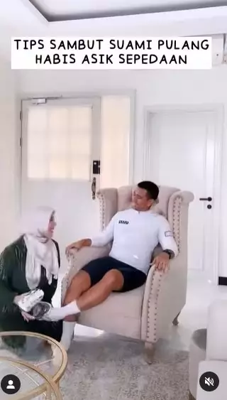 Tips sambut suami pulang ala Fitri Tropica ini endingnya bikin ngakak © Instagram/@fitrop Tips sambut suami pulang ala Fitri Tropica ini endingnya bikin ngakak © Instagram/@fitrop