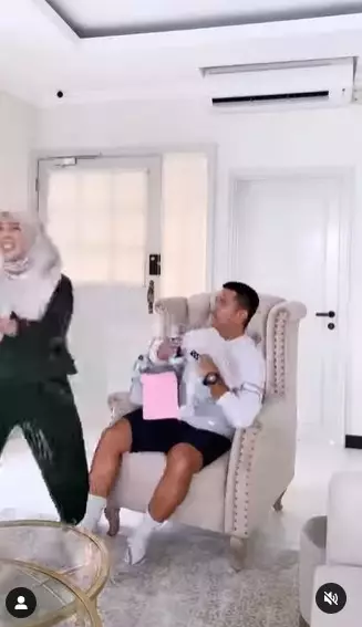 Tips sambut suami pulang ala Fitri Tropica ini endingnya bikin ngakak © Instagram/@fitrop Tips sambut suami pulang ala Fitri Tropica ini endingnya bikin ngakak © Instagram/@fitrop