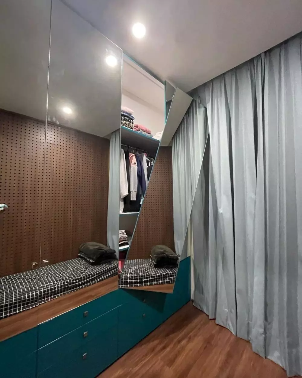 Momen kerusakan lemari anak Ernest © Instagram