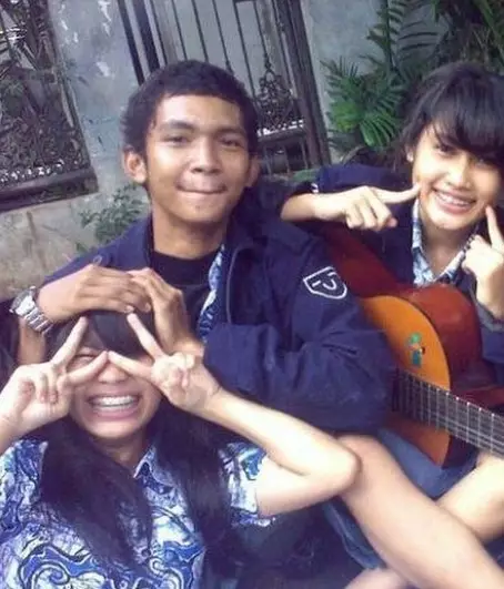 potret penyanyi pria bareng geng SMA dari berbagai sumber potret penyanyi pria bareng geng SMA dari berbagai sumber