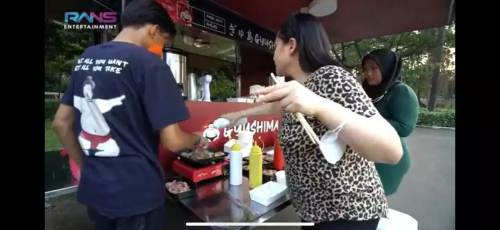 Nagita borong jajanan food truck © 2021 brilio.net Nagita borong jajanan food truck © 2021 brilio.net