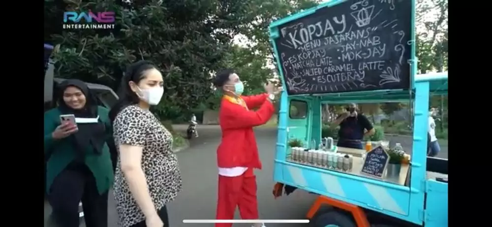 Nagita borong jajanan food truck © 2021 brilio.net Nagita borong jajanan food truck © 2021 brilio.net