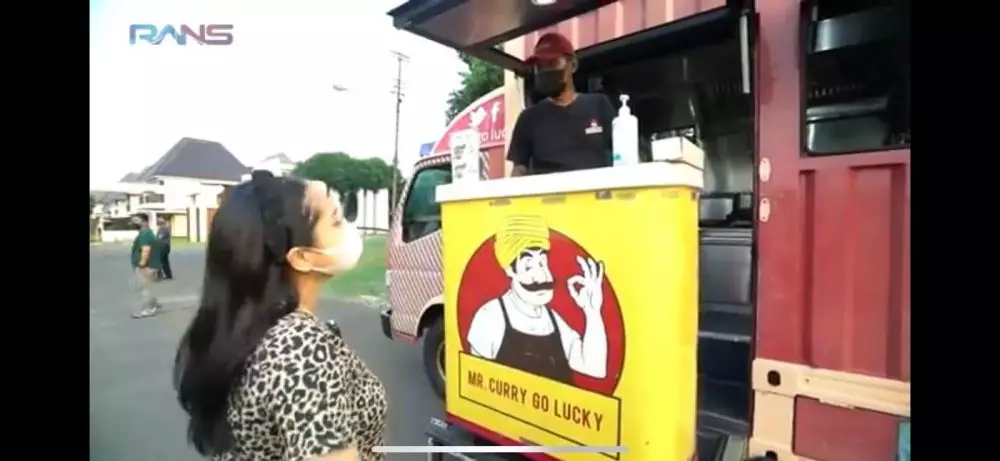 Nagita borong jajanan food truck © 2021 brilio.net Nagita borong jajanan food truck © 2021 brilio.net