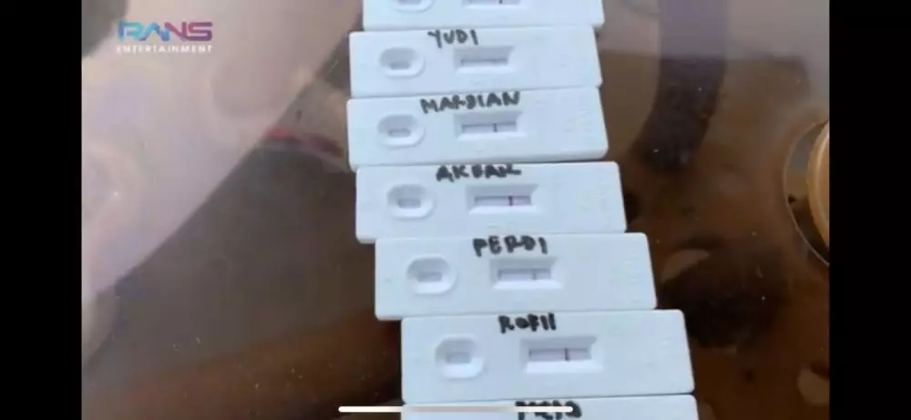 Nagita borong jajanan food truck © 2021 brilio.net Nagita borong jajanan food truck © 2021 brilio.net