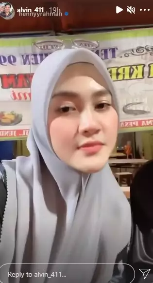 momen Alvin Faiz dan istri suap-suapan di lesehan © berbagai sumber