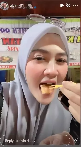 momen Alvin Faiz dan istri suap-suapan di lesehan © berbagai sumber