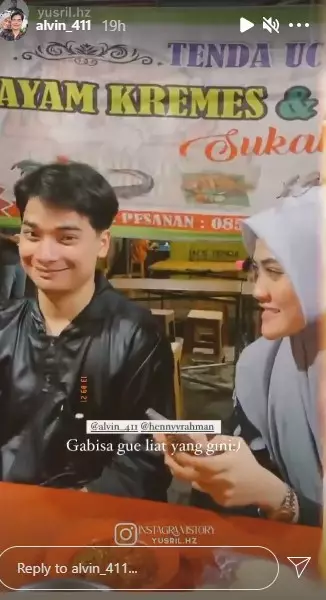 momen Alvin Faiz dan istri suap-suapan di lesehan © berbagai sumber