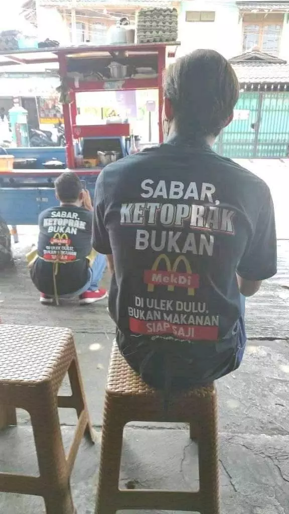kata-kata lucu tertulis di baju penjual absurd © 2021 twitter.com
