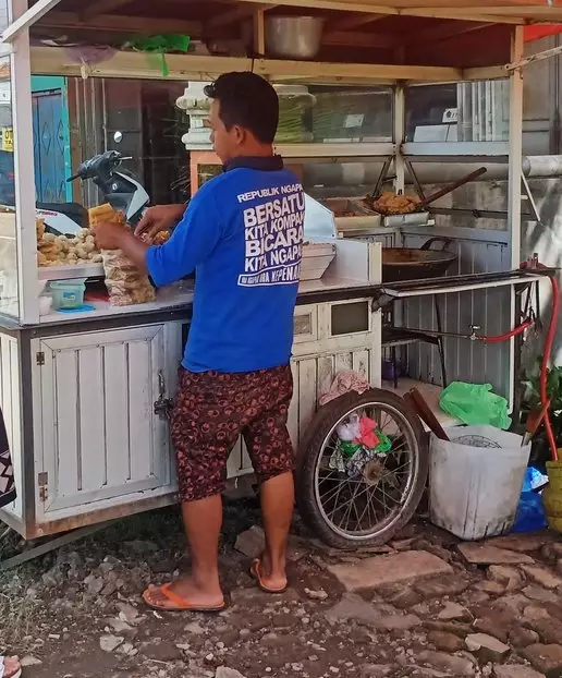 kata-kata lucu tertulis di baju penjual absurd © 2021 twitter.com