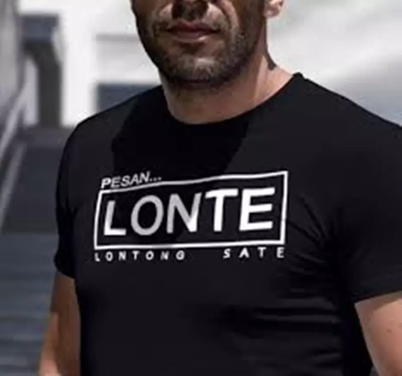 kata-kata lucu tertulis di baju penjual absurd © 2021 twitter.com