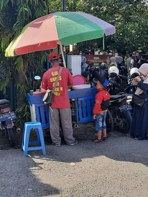 kata-kata lucu tertulis di baju penjual absurd © 2021 twitter.com