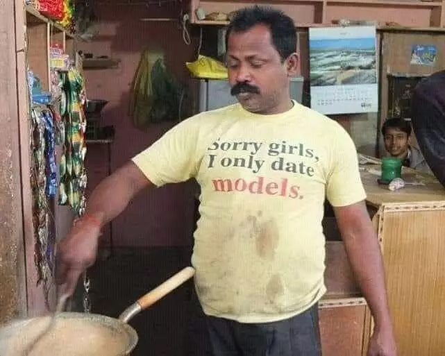 kata-kata lucu tertulis di baju penjual absurd © 2021 twitter.com