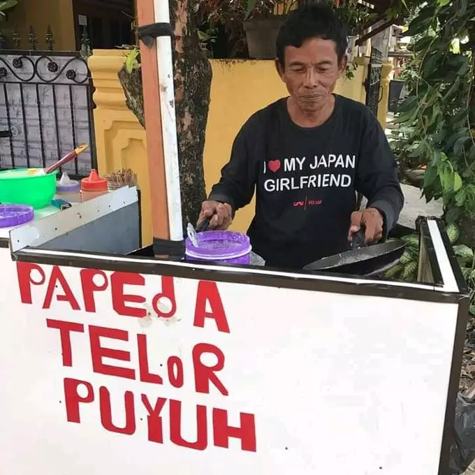 kata-kata lucu tertulis di baju penjual absurd © 2021 twitter.com