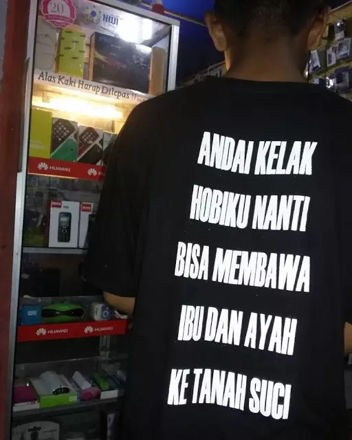 kata-kata lucu tertulis di baju penjual absurd © 2021 twitter.com