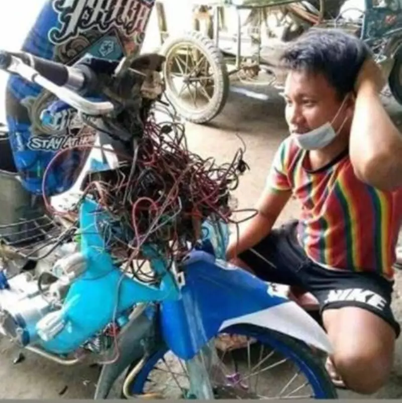 momen orang benerin barang bikin pusing © 2021 instagram.com