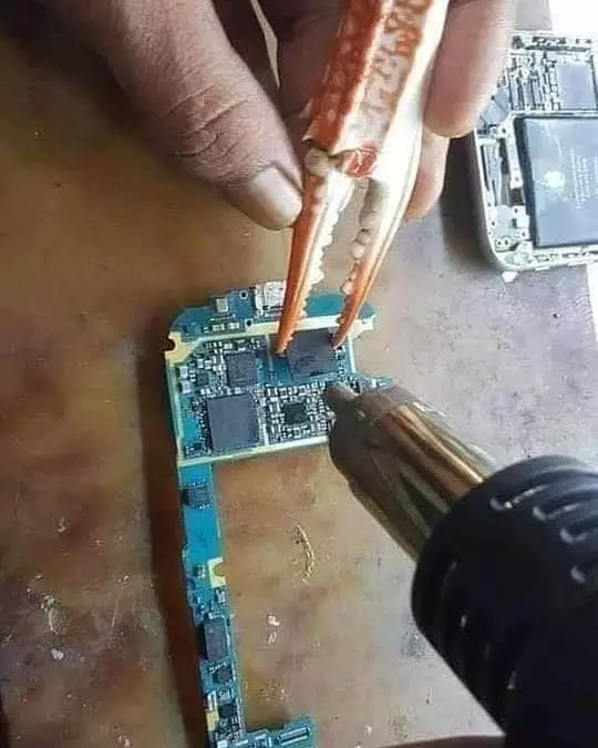 momen orang benerin barang bikin pusing © 2021 instagram.com