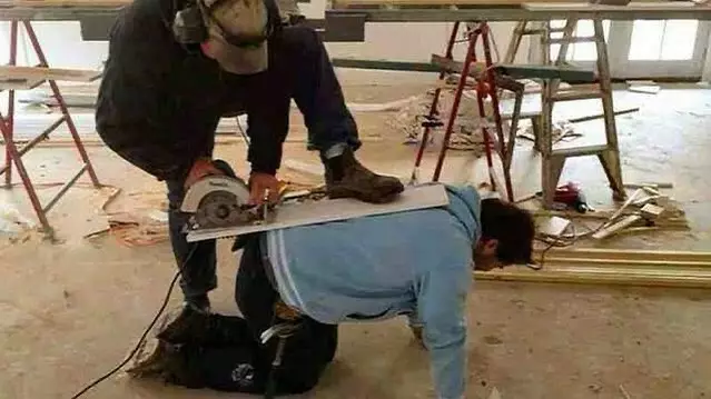 momen orang benerin barang bikin pusing © 2021 instagram.com