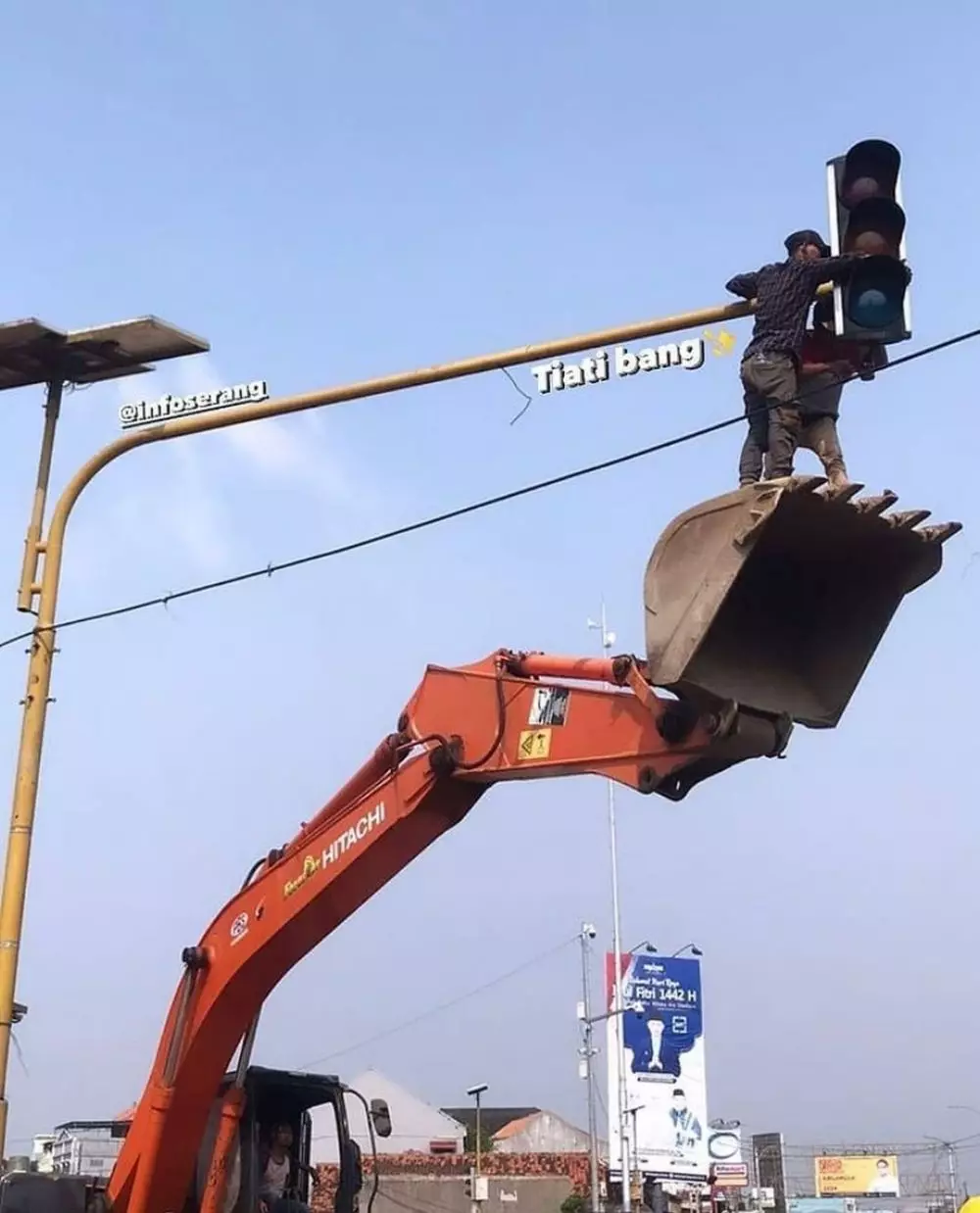 momen orang benerin barang bikin pusing © 2021 instagram.com