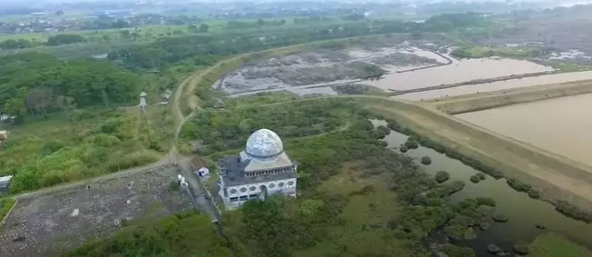 Potret masjid 15 tahun terbengkalai akibat lumpur lapindo © YouTube/Vlogger Receh Kaliandong
