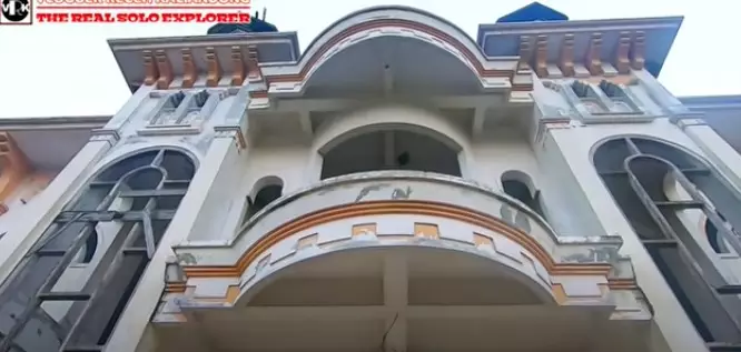 Potret masjid 15 tahun terbengkalai akibat lumpur lapindo © YouTube/Vlogger Receh Kaliandong