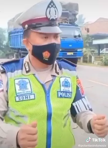 aksi polisi bantu belikan bensin truk ini tuai pujian © TikTok/@polantasindonesia