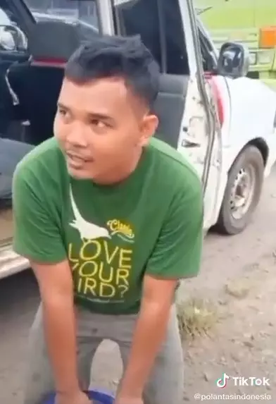 aksi polisi bantu belikan bensin truk ini tuai pujian © TikTok/@polantasindonesia