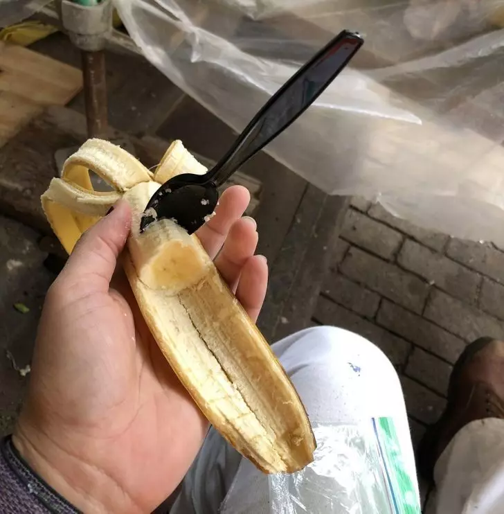 potret orang mau makan malah ribet sendiri © 2021 instagram.com