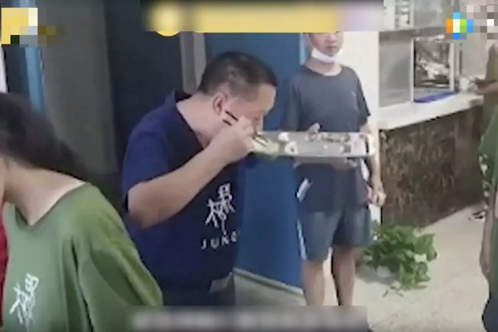 Kepala sekolah makan makanan sisa murid © Istimewa