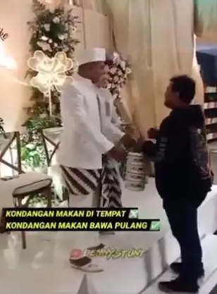 Aksi pria kondangan bawa rantang © Twitter/@hibooran Aksi pria kondangan bawa rantang © Twitter/@hibooran